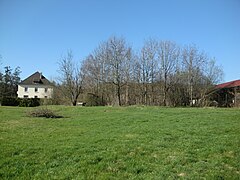 The Saint Joseph well is located behind the trees beneath the building.