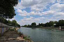 Photographie en couleur d'un quai et d'un fleuve.