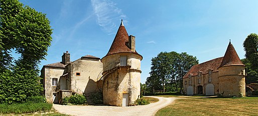 Tours rondes et écuries à droite.