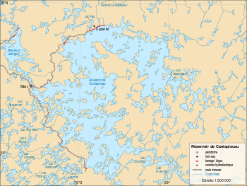 Carte montrant l'emplacement du réservoir, de la route d'accès de même que des digues et des barrages, situés au nord et à l'ouest de la région.