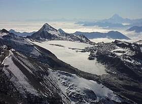 Vue depuis la pointe de Charbonnel au nord du glacier de Rochemelon au pied de Rochemelon ; au fond à droite, le mont Viso.