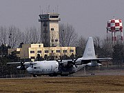 캠프 험프리스에 착륙한 미해병대 KC-130 수송기