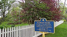 a picture of the marker with the house in the background