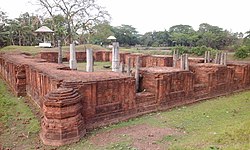 রোয়াইলবাড়ি দুর্গ অভ্যন্তরে বার দুয়ারী ঢিবি