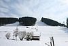 Nordflanke des Großen Bohnstein mit Skilift und -pisten des Skigebiets Hesselbach