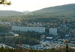 Ammerud as seen from Romsås, with atrium housing, apartment blocks, and villas lining forested Lillomarka. Photo: C. Hill, 2007