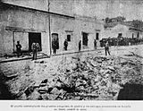 Curiosos observando los efectos del atentado de La Bomba contra Manuel Estrada Cabrera el 29 de abril de 1907.[9]​