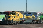 Ett före detta Santa Fe-lok fortfarande i Santa Fes blågula färger och logtyp. ill höger skymtar ett före detta Burlington Northern-lok fortfarande målat i grönvitt.