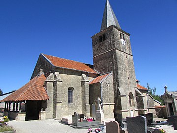 L'église entourée du cimetière.