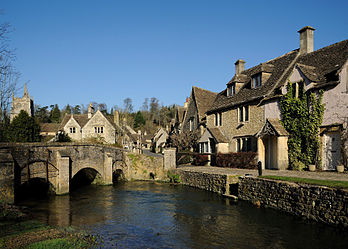 Castle Combe, dans le Wiltshire, lieu de tournage de Cheval de guerre, film de Steven Spielberg. (définition réelle 3 863 × 2 759)