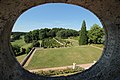 Les jardins vus depuis le château, classés jardin remarquable. On peut voir un labyrinthe de buis et des allées de cyprès.