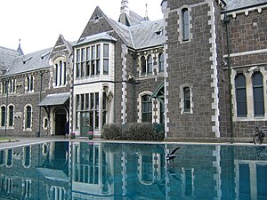 Piscina reflectante en el Centro de arte de Christchurch en Nueva Zelanda.