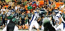 Une action de football américain lors de laquelle un joueur lance le ballon.