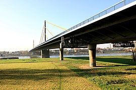 Puente Duisburg-Neuenkamp sobre el Rin, en Duisburg (1971)