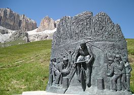 Monumento a Coppi no Passo Pordoi (Dolomitas) erigido pela comuna de Canazei (2/7/2000)