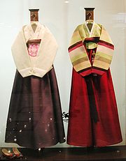 한복(韓服)은 한민족고유의 옷이다. 북조선과 조선족은 조선옷이라고 부른다.
