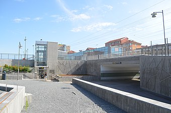 Ingången till den södra entrén med stationshus med rulltrappor, trappor, hiss och vänthall vid plattformen.