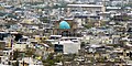 Vue de la mosquée dans son environnement urbain.