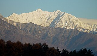 大町市から望む鹿島槍ヶ岳、双耳峰（左：南峰、右：北峰）