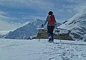 Mit Schneeschuhen auf dem «Stand», im Hintergrund die Weisshorngruppe