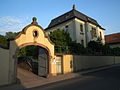 Katholisches Pfarrhaus St. Laurentius. Zugangspforte mit historischem Torbogen zum Laurentiusheim (Aufn. 2011)