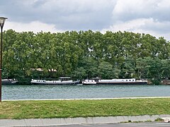 Péniches à quai à Avignon.