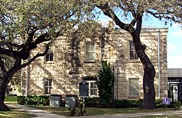 Real County Courthouse i Leakey.