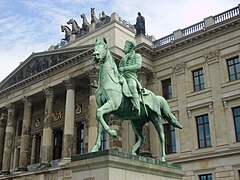 Escultura de Federico Guillermo, Duque de Brunswick-Wolfenbüttel, en frente del Palacio de Brunswick.