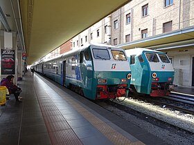 Due carrozze UIC-X Semipilota in livrea XMPR, alla stazione di Torino Porta Nuova.