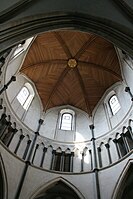 Temple Church (Londres): voûte sexpartite en plein cintre reposant sur des piliers en marbre de Purbeck.