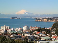 東方、三浦半島から、江の島と相模湾と富士山