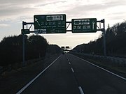 方面及び出口の予告（110-A）と方面及び方向（108の2-D）の白色部分に逆光対策としてパンチングメタルを使用している標識（道央自動車道 北海道苫小牧市）