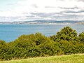 La baie de Douarnenez vue des Plomarc'h en Douarnenez ; à l'arrière-plan, le Ménez Hom.