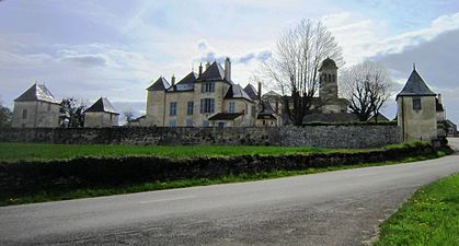 Le château et l’église sur le plateau.