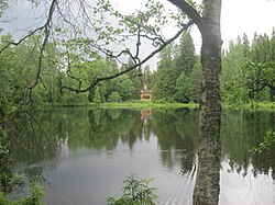 Metsälampi. Taustalla Ruusupaviljonki.