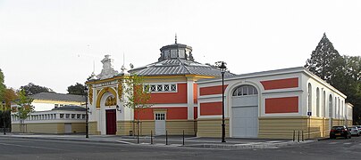 Façade sur rue du cirque.