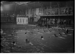 Démonstration de natation scolaire avec appareil Trotzier piscine Ledru-Rollin 1927