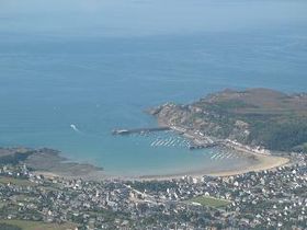 Vue aérienne du bourg, du port et du cap d'Erquy.