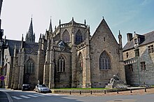 Photographie d'un chevet de cathédrale avec une chapelle d'axe proéminente terminée par un mur plat