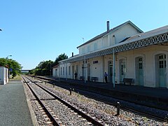 Quais et les voies en gare. Voie 2 d'évitements à gauche.