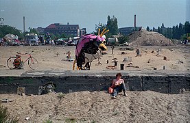 Mulde vor dem Abriss des Fußgängertunnels mit Kunstobjekten der Mutoid Waste Company, 1989