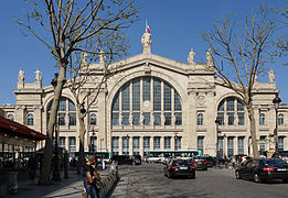 La façade principale, vue depuis le boulevard de Denain.