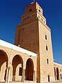 Vue de la face ouest du minaret. Celle-ci est percée, comme la face nord, d'ouvertures en forme de meurtrières.