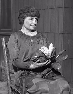 Helen Keller, auteure, conférencière et militante politique américaine, photographiée vers 1920. (définition réelle 3 041 × 3 892)