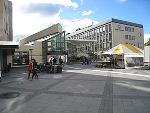 Riddarplatsen i Jakobsbergs Centrum med entrén till gallerian vid Visirstråket. Till höger syns kommunalhuset.