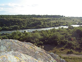 Granitowe progi rzeczne w pobliżu miasta