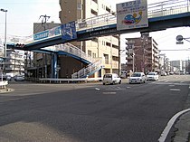 関ノ下交差点。左側へ笹下釜利谷道路が分岐している。