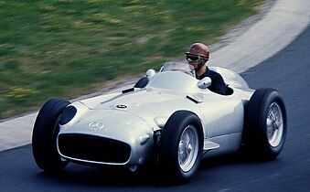 Karl Kling in 'n antieke Mercedes-Benz W196.