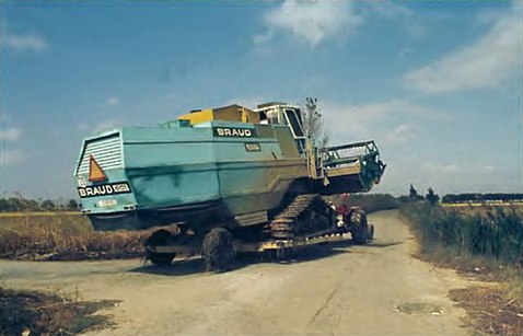 Transport d'une Braud 801 pour la récolte du riz, delta de l'Èbre, 1981.