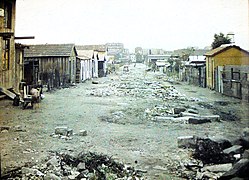 La Zone entre les portes de Saint-Ouen et de Clignancourt (Paris 18e). Autochrome réalisé par Auguste Léon (1929).